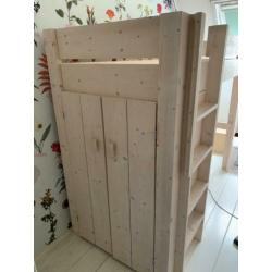 Hoogslaper, kledingkast en bureau in 1
