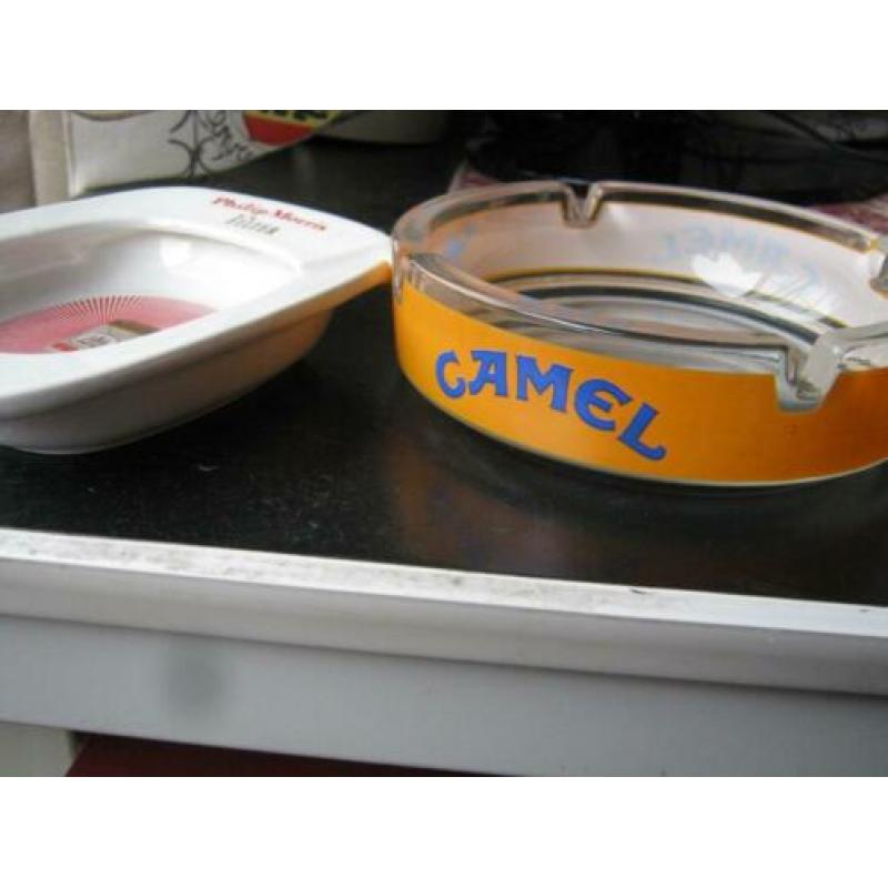 Twee asbakken vintage Philip Morris en Camel.