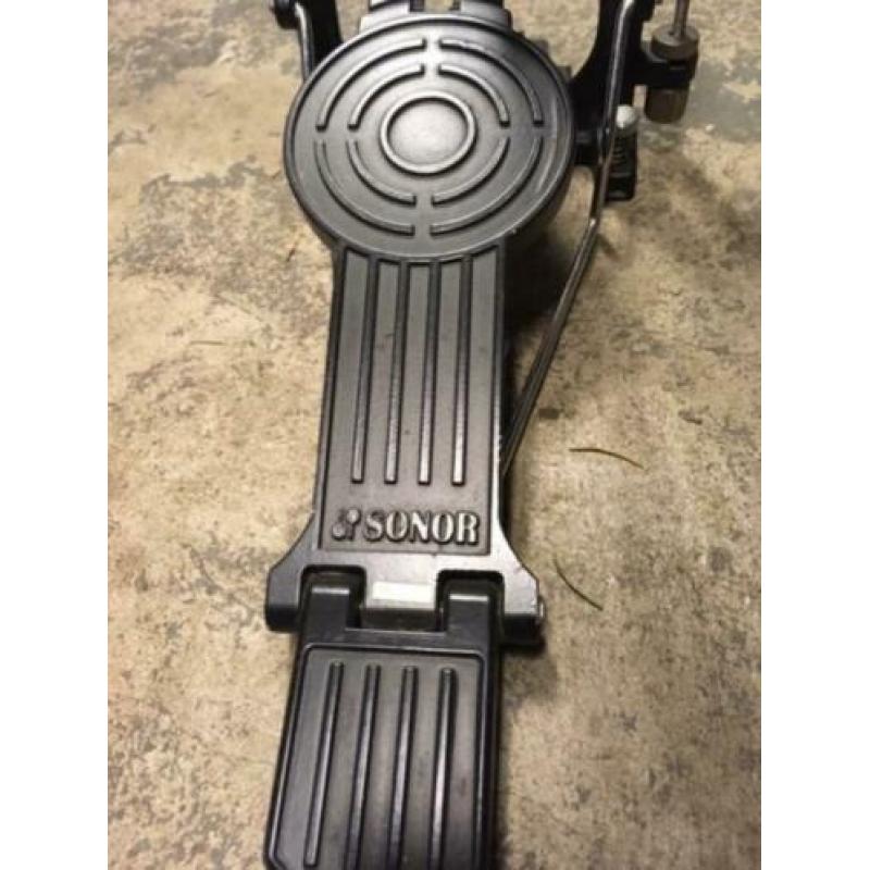 Sonor base drum pedaal , prima staat . prijs 50 euro .