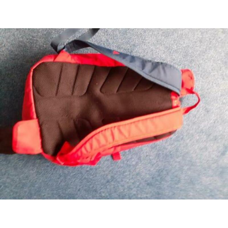 Sticktas / rugtas adidas donkerblauw met rood.