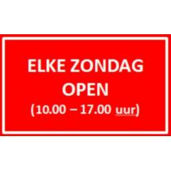 Nette vitrine kast glazen schappen en spiegel achter wand