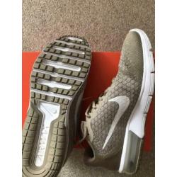 Splinternieuwe Nikes, maat 43