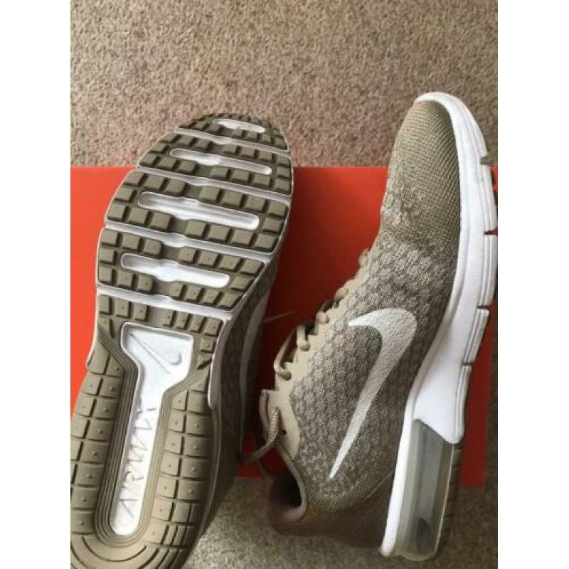 Splinternieuwe Nikes, maat 43