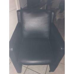 4 zwarte leren stoelen