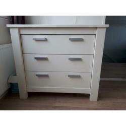 Ledikant en commode