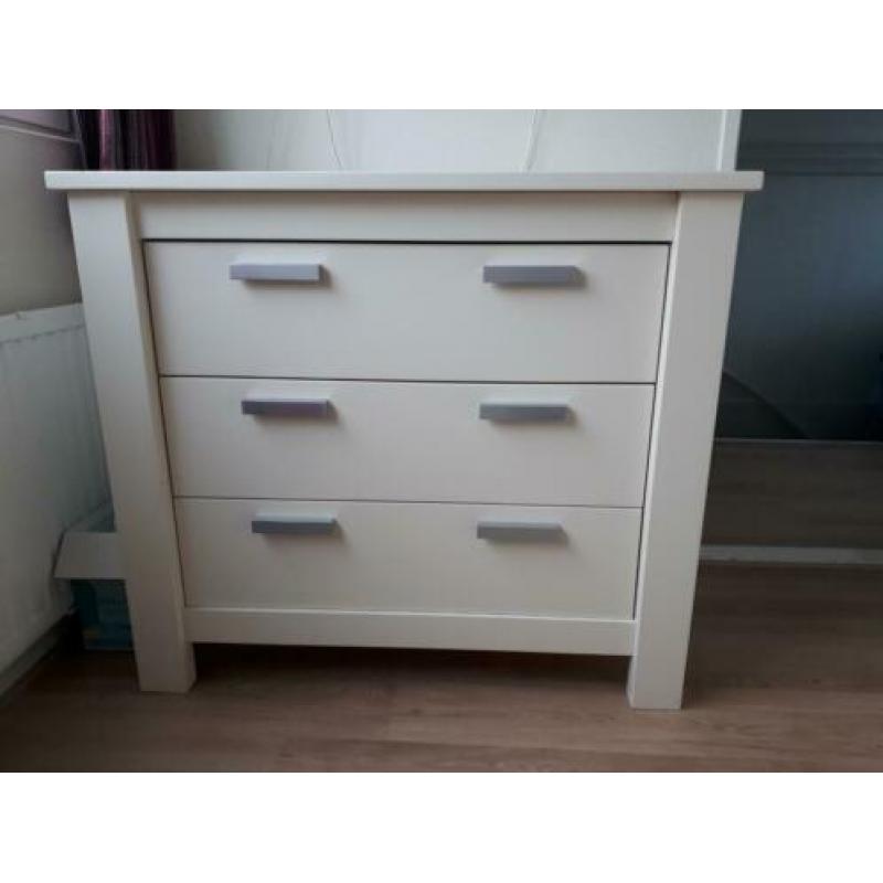 Ledikant en commode