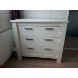 Ledikant en commode