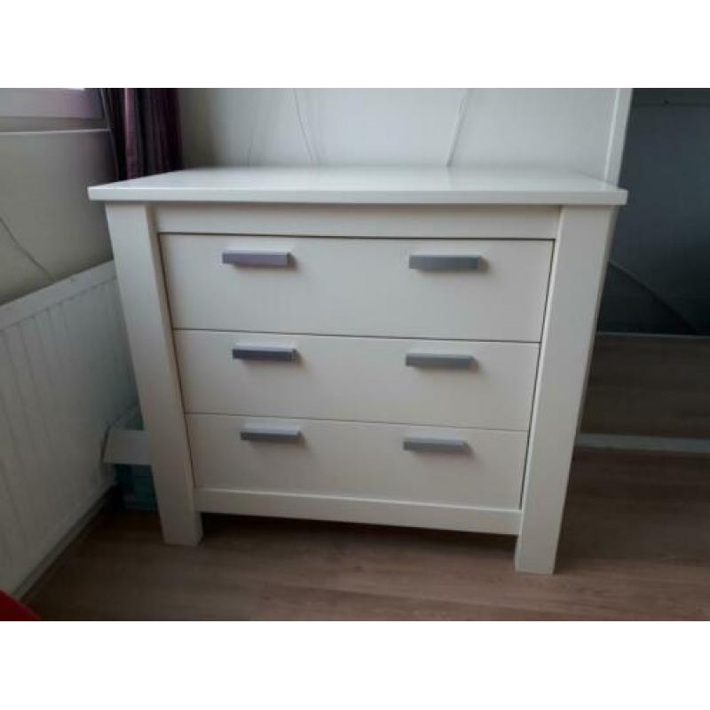 Ledikant en commode