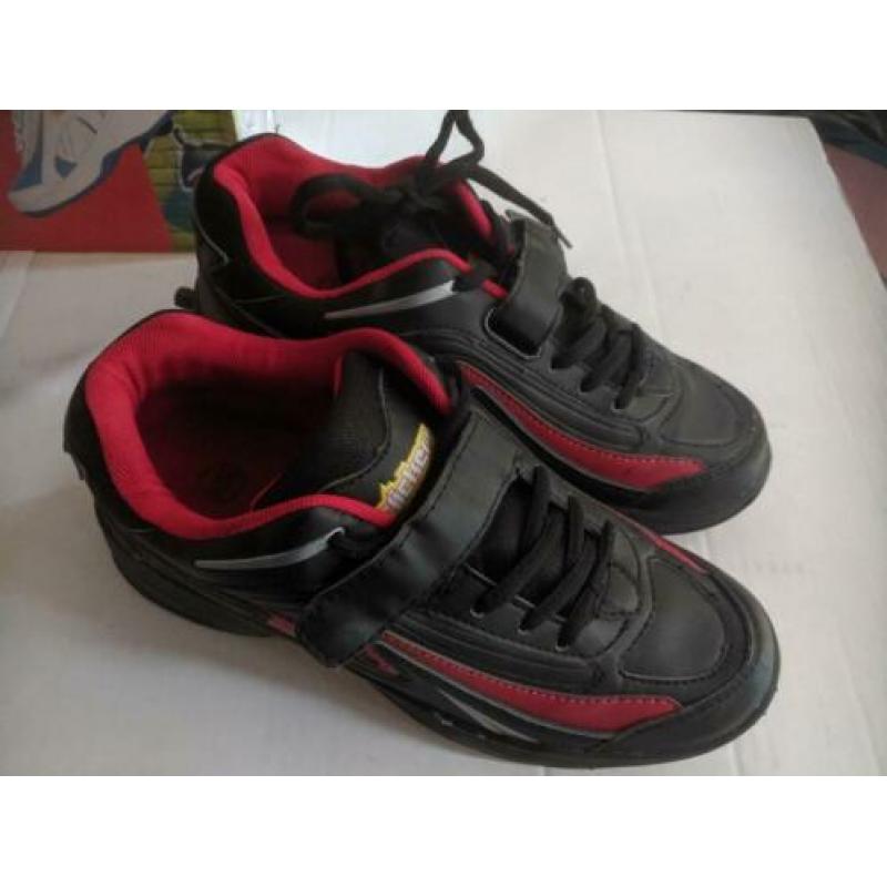 Clickerschoenen met wieltjes, mt 34/35 en mt 36/37.