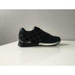 Originele Louis Vuitton Sneakers LV Zwart Suede Runners S