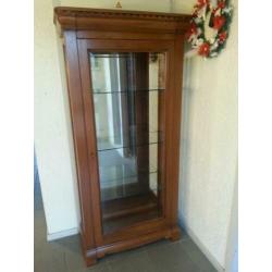 Nette vitrine kast glazen schappen en spiegel achter wand