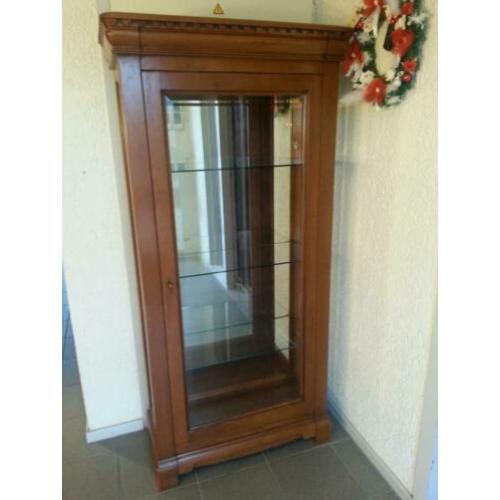 Nette vitrine kast glazen schappen en spiegel achter wand