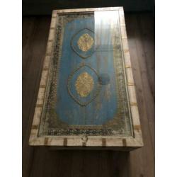 Mooie salontafel met koper elementen en glasplaat
