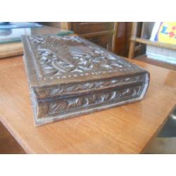 1822 Indonesisch houtgesneden kistje met Pauw afbeelding afm