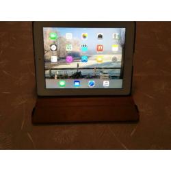 iPad 16GB WiFi wit met mooie hoes (ziet er als nieuw uit)