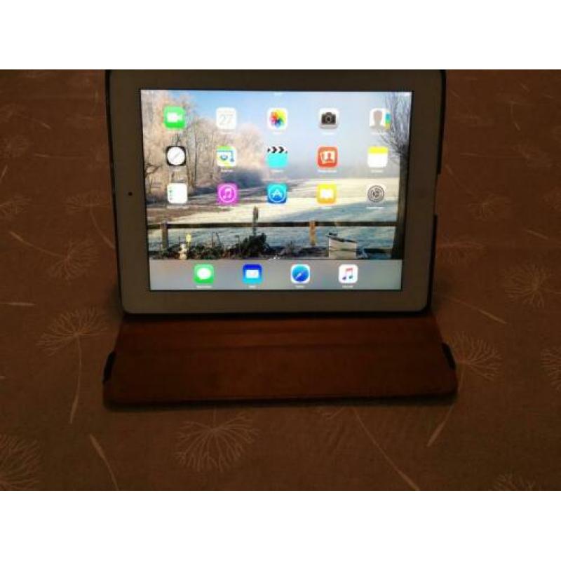 iPad 16GB WiFi wit met mooie hoes (ziet er als nieuw uit)