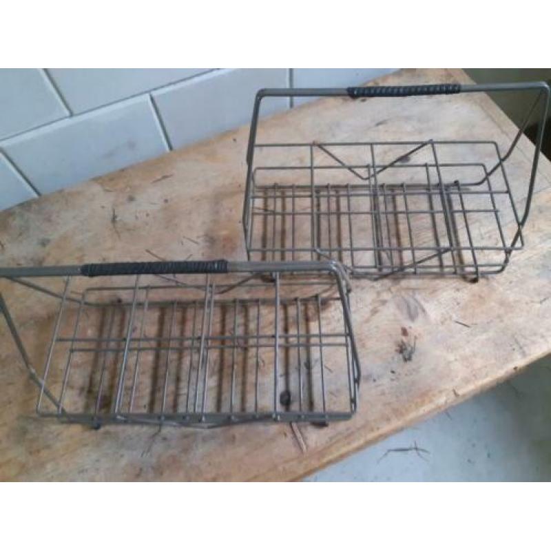 2 vintage flessenrekken