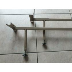 Twee onderzetpoten bed