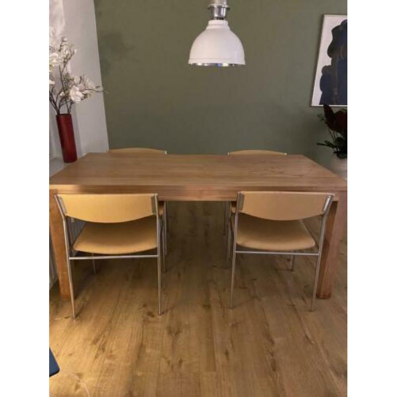 Mooie houten tafel en stoelen