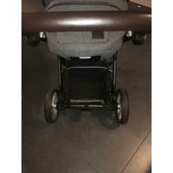 Mutsy evo z.g.a.n reiswieg + zitgedeelte+ parasol +maxi cosi