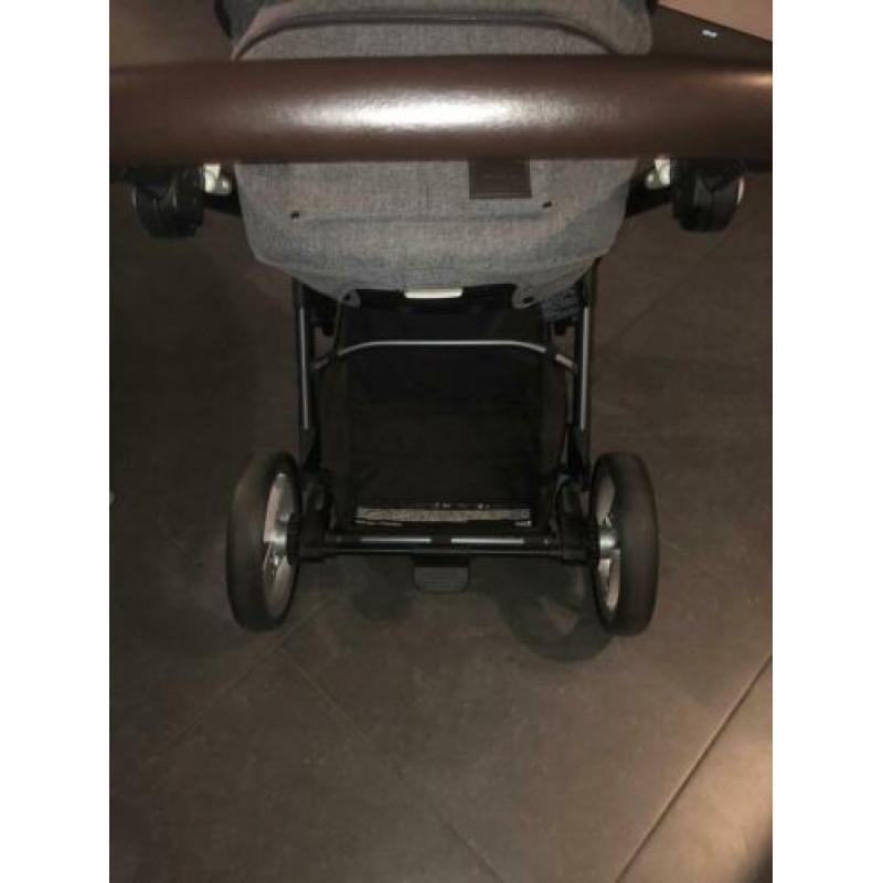 Mutsy evo z.g.a.n reiswieg + zitgedeelte+ parasol +maxi cosi