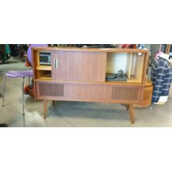 jaren 70 radio meubel. radio en pick up werken nog.
