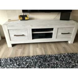 Woonkamerset bestaande uit tv dressoir, eettafel, salontafel