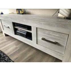 Woonkamerset bestaande uit tv dressoir, eettafel, salontafel