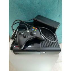 Xbox 360 slim model 1538 + netsnoer.Controler gratis erbij*