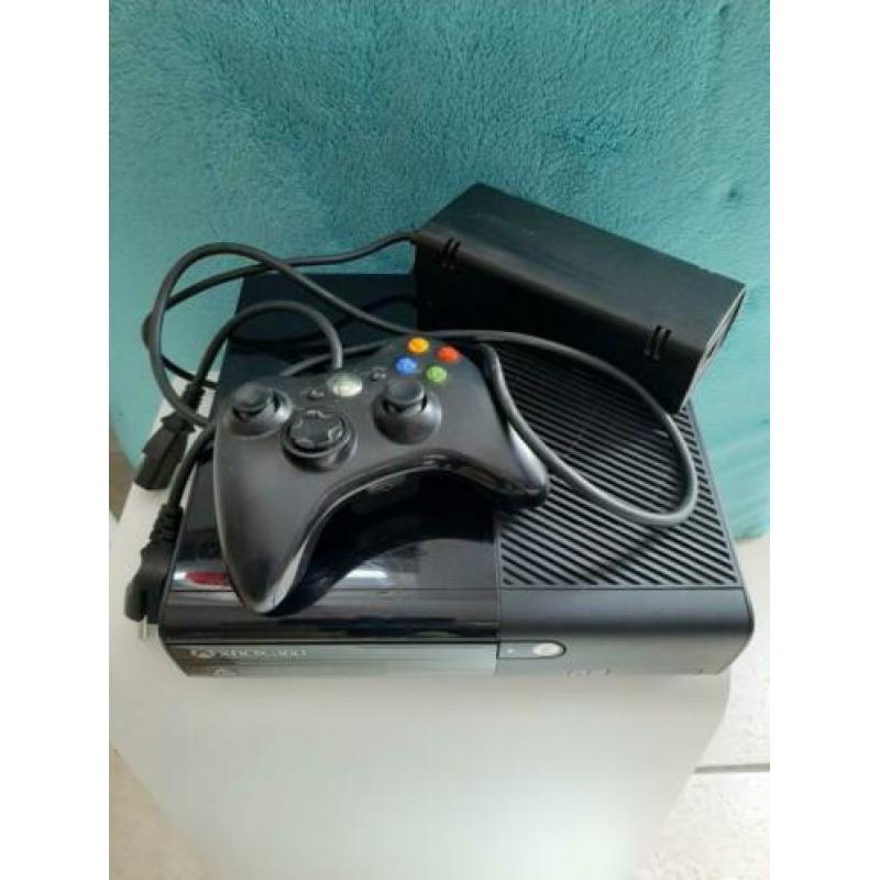Xbox 360 slim model 1538 + netsnoer.Controler gratis erbij*
