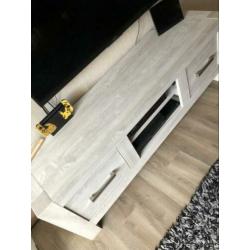 Woonkamerset bestaande uit tv dressoir, eettafel, salontafel