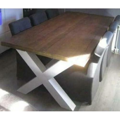 Handgemaakte eettafel