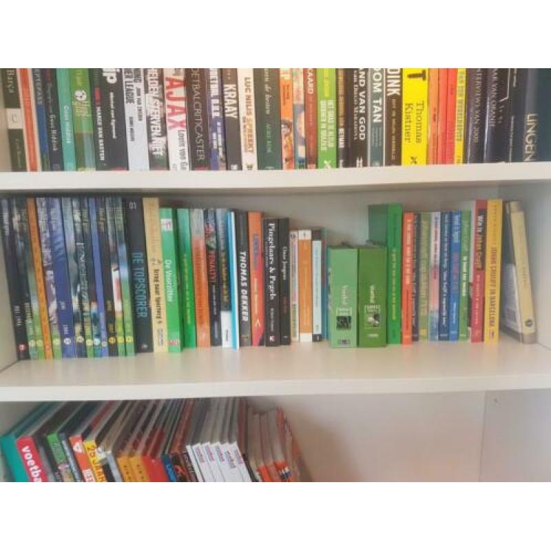 Veel voetbalboeken. O.a. Cruijff, Maradona, Rijkaard, Neymar