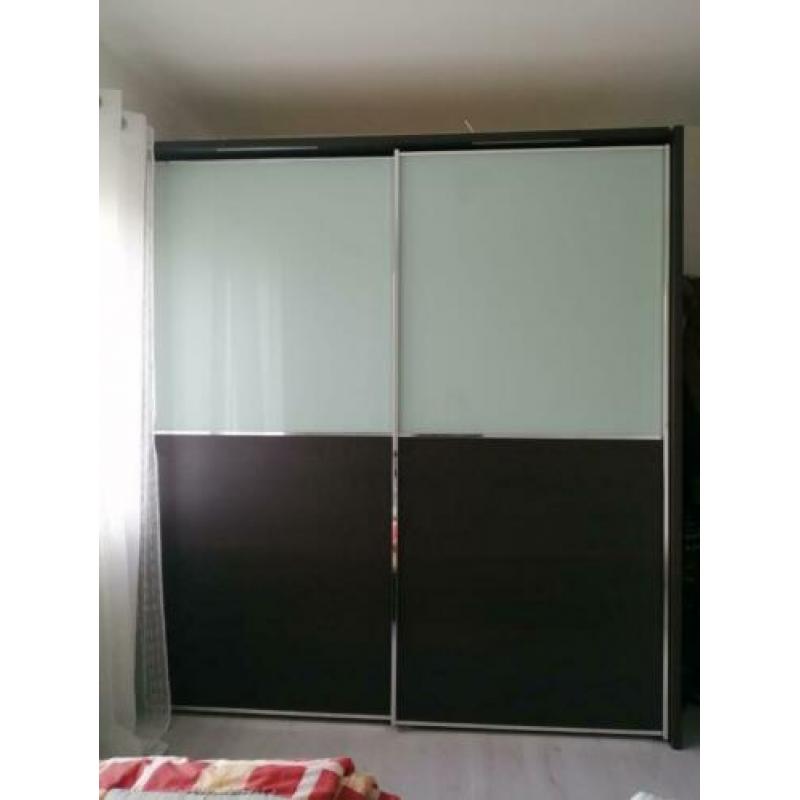 Slaapkamer ,bruin kleur ,groete kast en bed