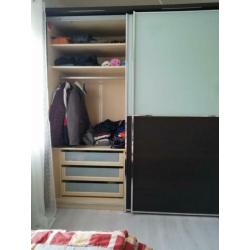 Slaapkamer ,bruin kleur ,groete kast en bed