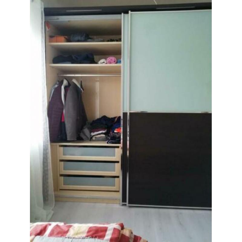 Slaapkamer ,bruin kleur ,groete kast en bed