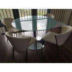 Prachtige glazen eettafel met witte leren stoelen