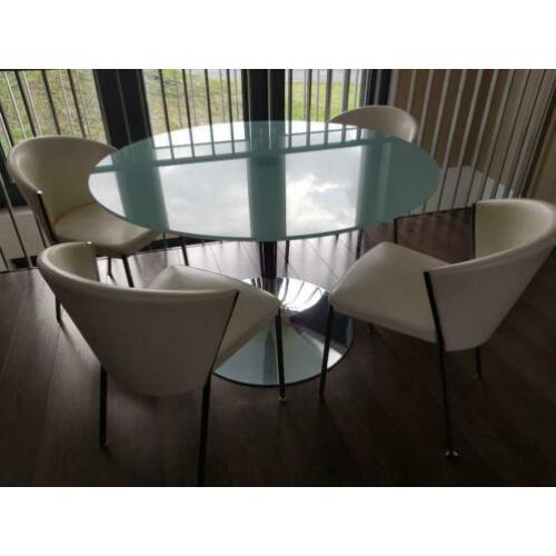 Prachtige glazen eettafel met witte leren stoelen