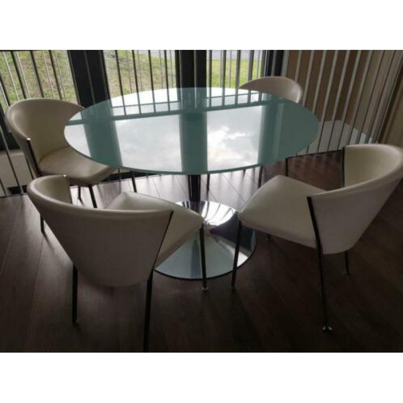 Prachtige glazen eettafel met witte leren stoelen
