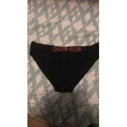 Calvin Klein bikini zwart/ oranje. Top maat S en broekje M.