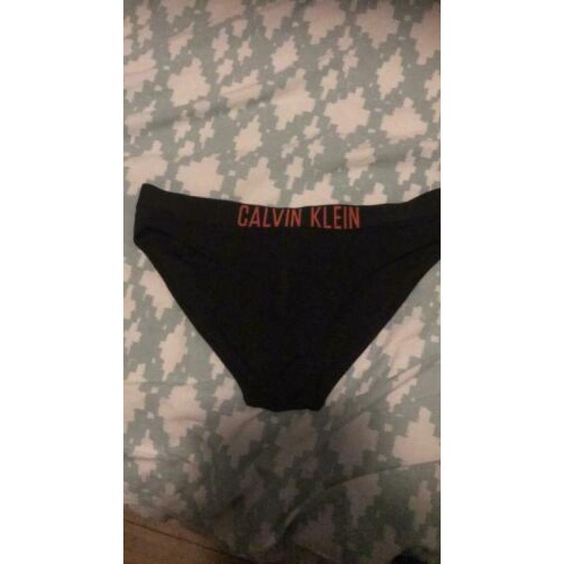 Calvin Klein bikini zwart/ oranje. Top maat S en broekje M.