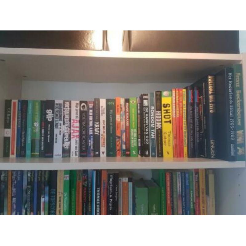 Veel voetbalboeken. O.a. Cruijff, Maradona, Rijkaard, Neymar