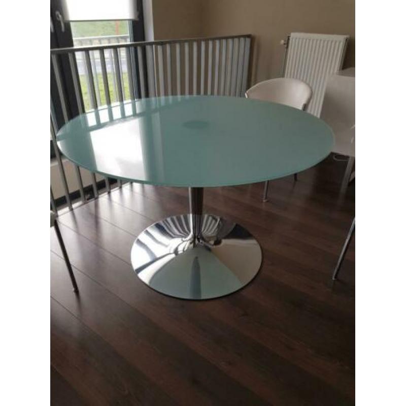 Prachtige glazen eettafel met witte leren stoelen