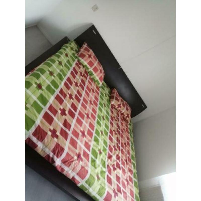 Slaapkamer ,bruin kleur ,groete kast en bed