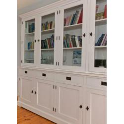 Landelijke witte boekenkast