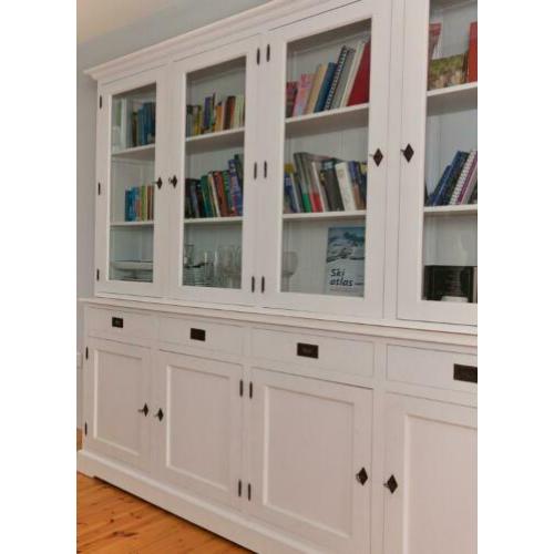 Landelijke witte boekenkast