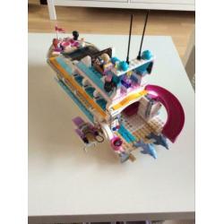 The dolphin cruiser van Lego Friends