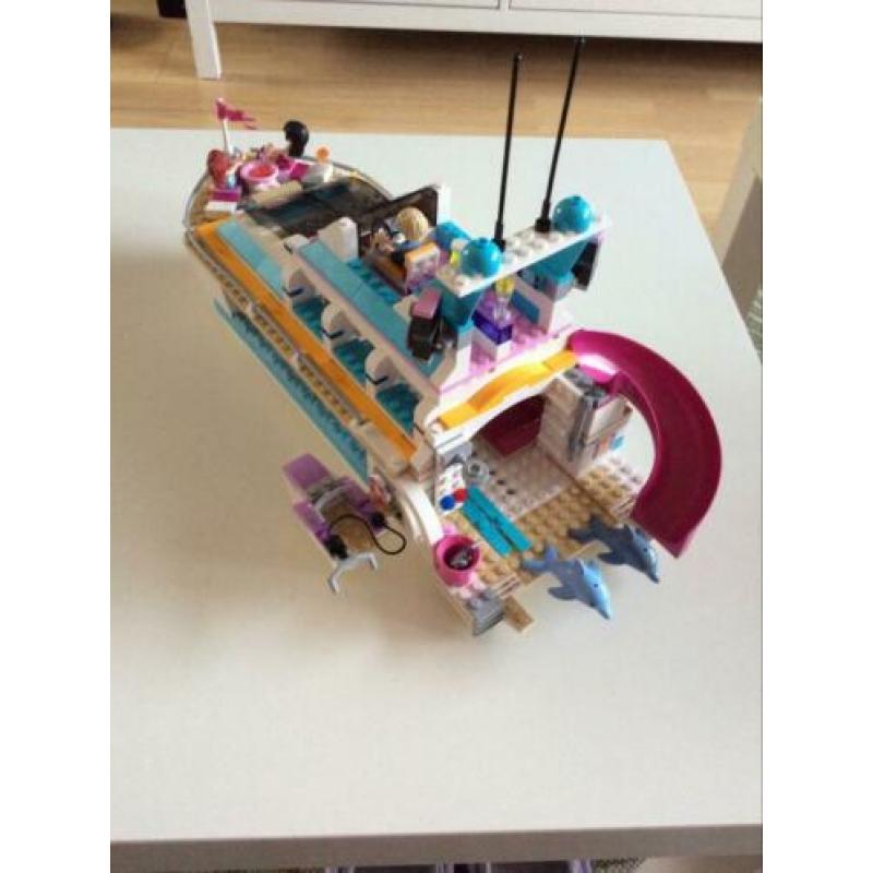 The dolphin cruiser van Lego Friends