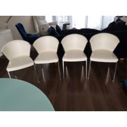 Prachtige glazen eettafel met witte leren stoelen