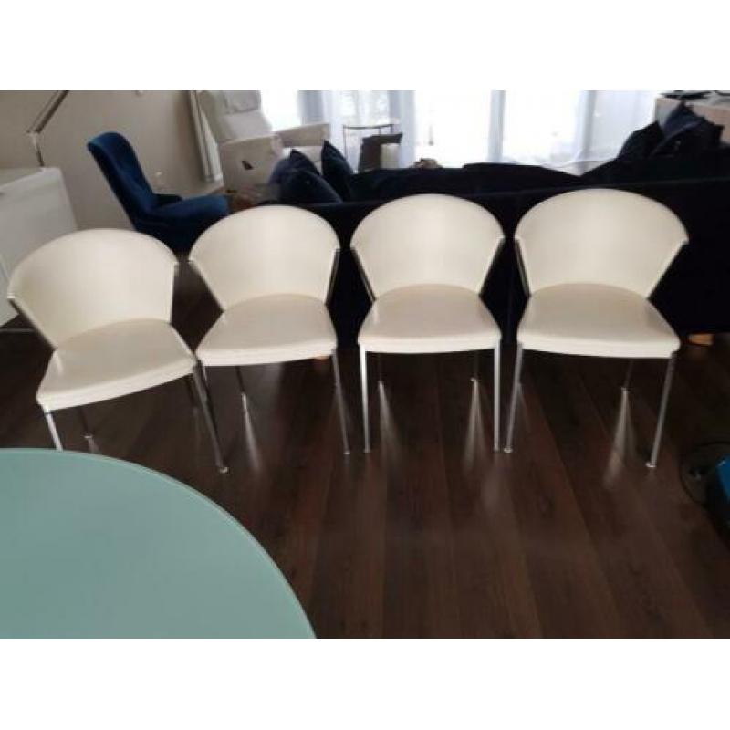 Prachtige glazen eettafel met witte leren stoelen
